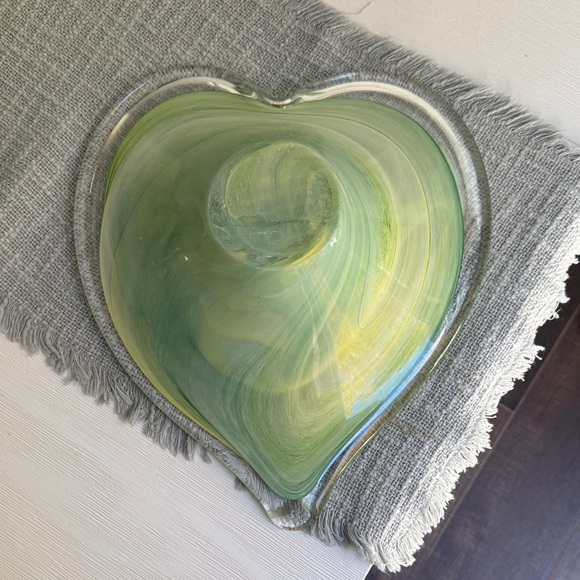 Green Heart-Shaped Glass Bowl - Picture 5 of 6